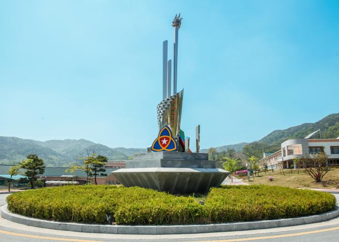 사단 본부 안에 있는 상징탑.