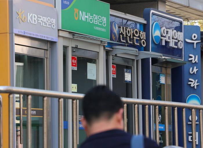 금융업계 내 사회적 책임을 강조하는 기조가 강화되면서 은행권이 올해 전역(예정) 장교 채용에 적극 나선다. 사진은 서울시내에 설치된 주요 은행 현금자동입출금기 모습. 연합뉴스