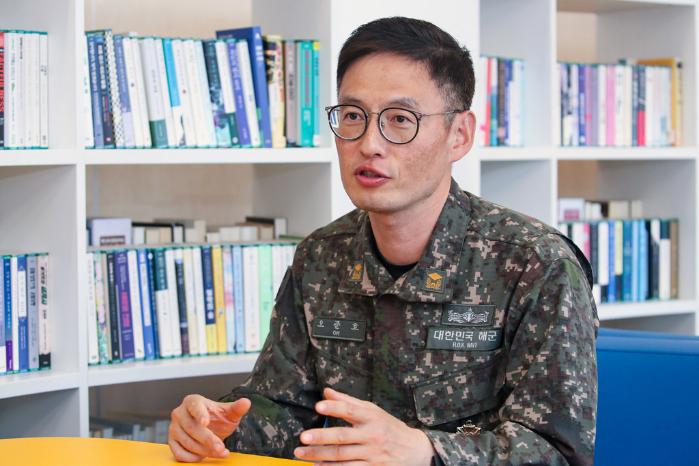 도서관 리모델링을 계획한 오준호 211전진기지대장.