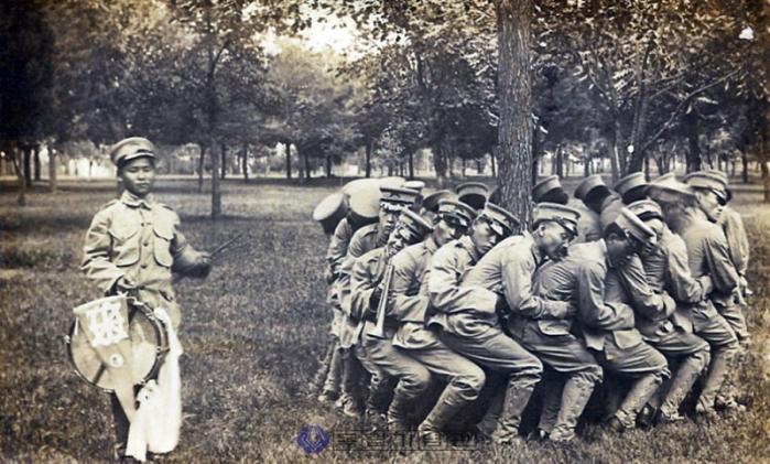 헤이스팅스대 교내에서 훈련 중인 한인소년병 대원들(1910년대)