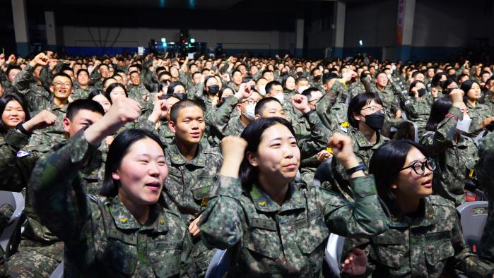 육군부사관학교 계백관에서 열린 KFN TV ‘위문열차’ 녹화현장에서 장병들이 공연을 관람하며 호응하고 있다. 사진=KFN
