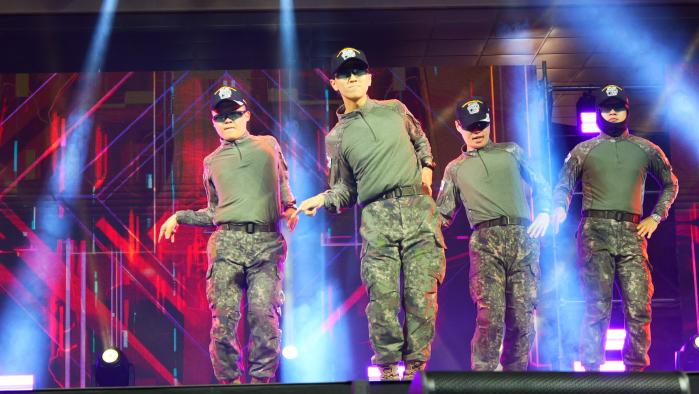 ‘생활관 스타워즈’ 코너에 출연한 장병들이 커버댄스를 선보이고 있다. 사진=KFN