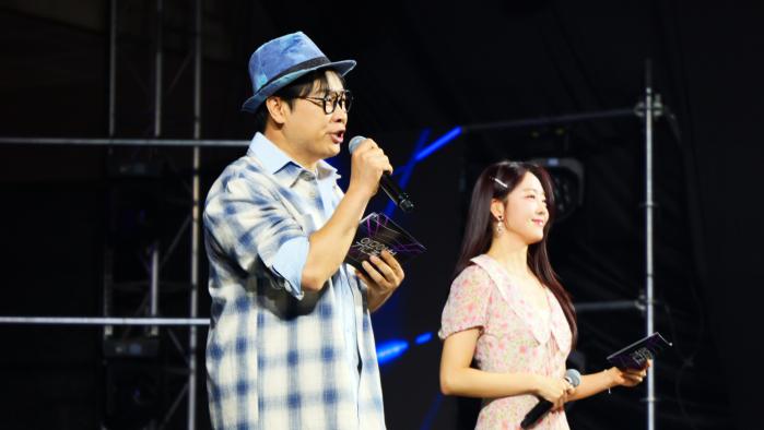 ‘위문열차’ MC 권재관(왼쪽)과 유정. 사진=KFN