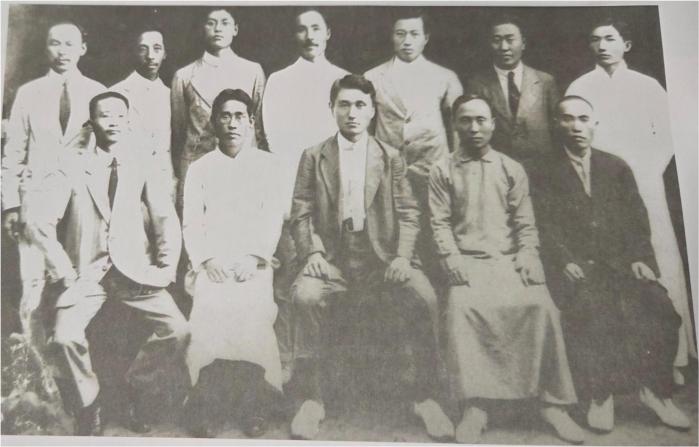 1919년 7월 17일 임시정부 사료편찬위원회 임원 모습. 이들은 한국 독립운동에 관한 사료를 수집·정리하고 책으로 출판해 국제연맹 등에 홍보했다. 뒷줄 가운데가 도산.