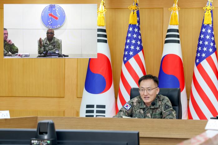 고창준 육군참모총장 직무대리가 22일 로널드 클라크 미 태평양육군사령관과 화상회의를 하고 있다. 육군 제공