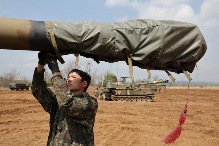 포탄 사격훈련 중 K55A1 자주포 운용 장병들이 숙련된 손놀림으로 임무 수행에 매진하고 있다.