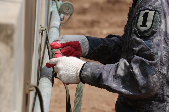 포탄 사격훈련 중 K55A1 자주포 운용 장병들이 숙련된 손놀림으로 임무 수행에 매진하고 있다.