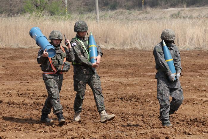 포탄 사격훈련 중 K55A1 자주포 운용 장병들이 숙련된 손놀림으로 임무 수행에 매진하고 있다.