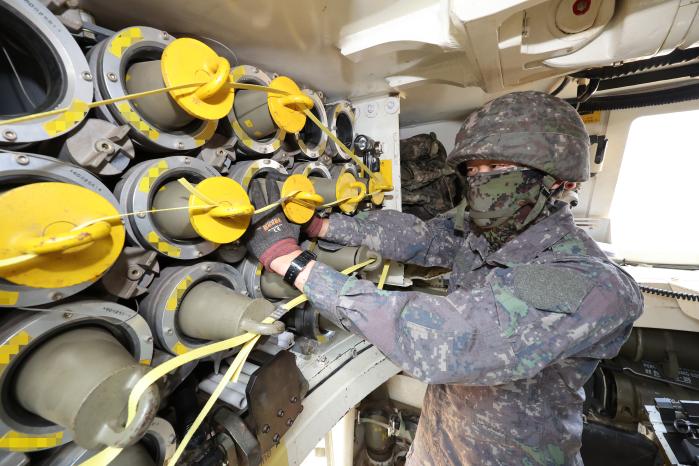 포탄 사격훈련 중 K55A1 자주포 운용 장병들이 숙련된 손놀림으로 임무 수행에 매진하고 있다.