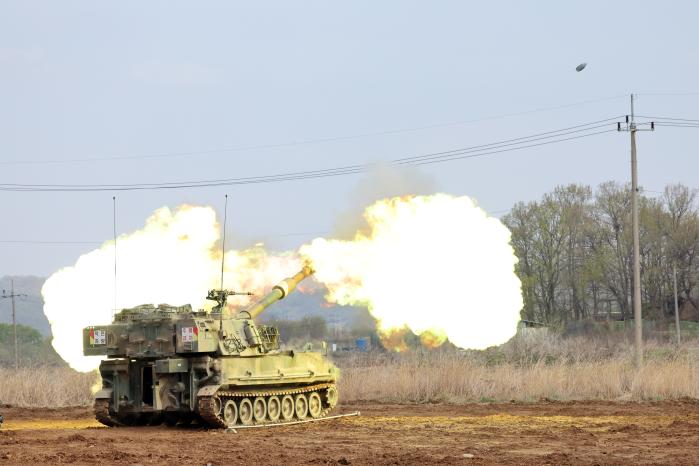 미군 스토리사격장 표적지에 대한 포탄 실사격훈련을 7년 만에 재개한 21일 육군1보병사단 포병여단 백곰대대 K55A1 자주포가 경기 파주시 강북훈련장에서 포탄을 발사하고 있다.