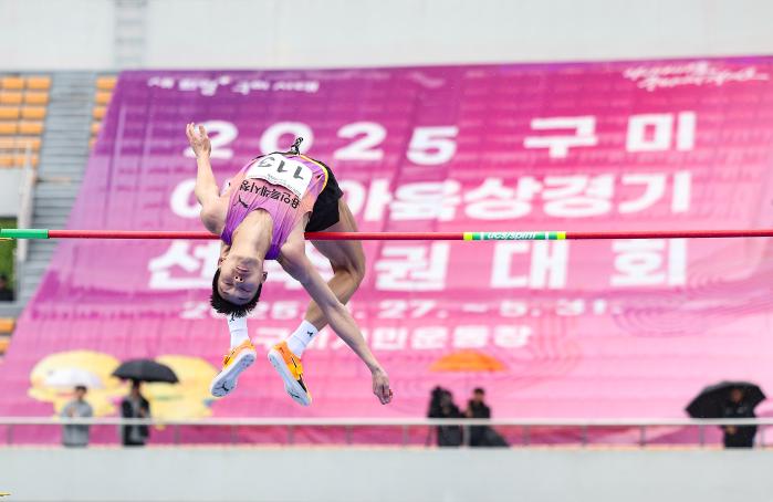 우상혁이 22일 경북 구미시민운동장에서 열린 2025 구미 아시아육상경기선수권대회 국가대표 최종 선발대회 남자 높이뛰기 결선에서 2m30을 1차 시기에 성공하고 있다. 연합뉴스