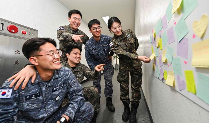 해군2함대 장병들이 칭찬게시판에 서로에게 전하는 긍정적인 메시지를 적은 ‘칭찬 포스트잇’을 작성해 부착하고 있다. 사진 제공=이해환 상사