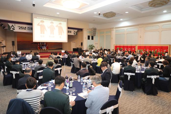 육군인사사령부가 22일 계룡대에서 개최한 ‘진로전담교사 초청 모집홍보 정책설명회’에서 참석자들이 관계자의 설명을 경청하고 있다. 부대 제공