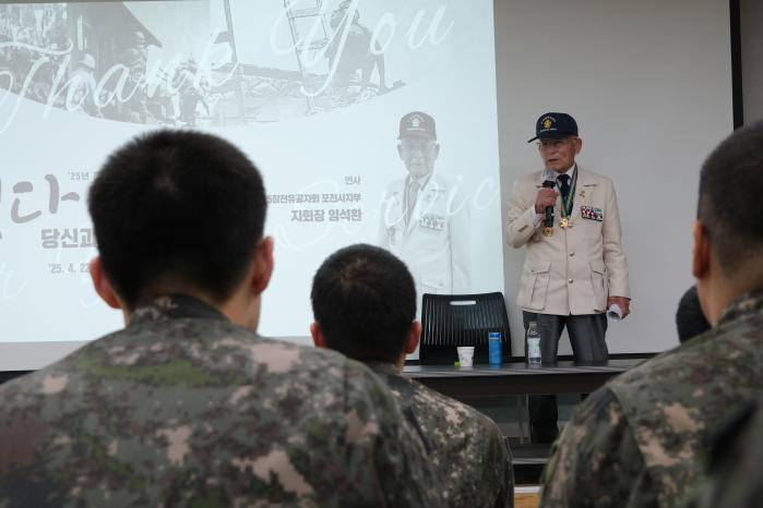 6·25전쟁 참전용사가 육군6보병사단 육탄진격대대에서 초빙강연을 하고있다. 