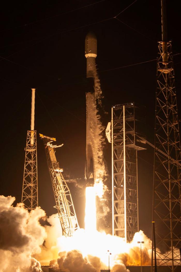 우리 군의 정찰위성 4호기가 22일 우주궤도에 안착하며 더 촘촘한 대북 감시정찰이 가능해졌다. 미국 플로리다주 케이프커내버럴 우주군 기지에서 정찰위성 4호기가 스페이스X의 로켓 팰컨9에 실려 발사되는 모습. 스페이스X 제공