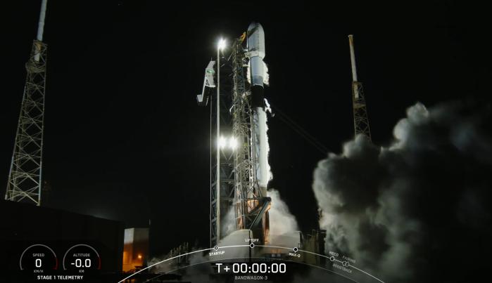 우리 군의 정찰위성 4호기를 탑재한 미국 우주기업 스페이스X의 발사체 ‘팰컨9’이 미국 플로리다주 케이프커내버럴 우주군 기지에서 발사되고 있다. 스페이스X 제공 영상 캡처