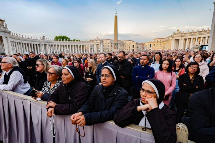 21일(현지시간) 프란치스코 교황을 추모하는 첫 공식 행사인 묵주기도회에 참석한 신자들이 바티칸 성 베드로 광장에서기도하고 있다. 연합뉴스.