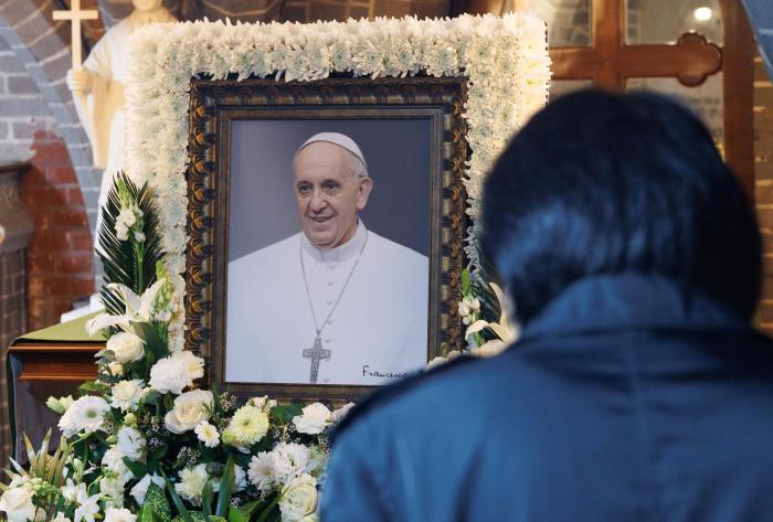 22일 서울 중구 명동대성당 지하성당에서 조문객이 추모하고 있다. 연합뉴스.