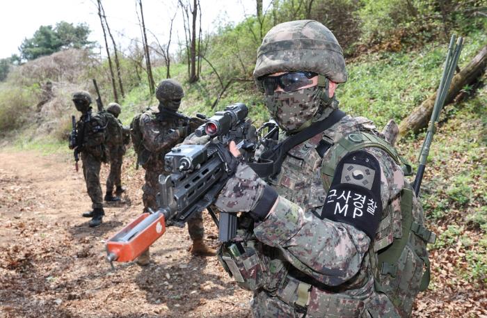 육군1보병사단 수색대대 장병들이 지난 21일 경기 파주시 수색종합훈련장에서 열린 ‘즉각조치 사격훈련’ 중 우발상황을 가정한 전술기동 절차를 숙달하고 있다.