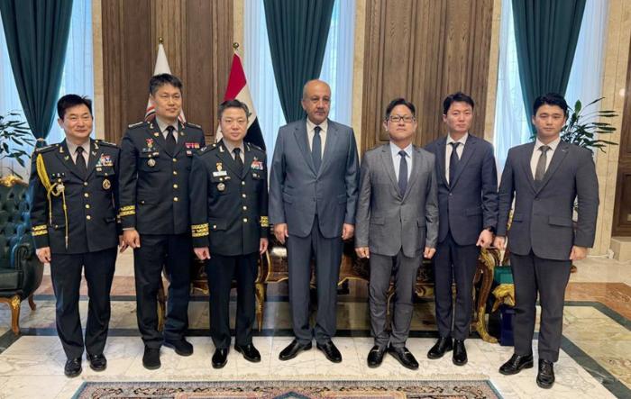 ‘IQDEX 2025’에 참가하기 위해 이라크를 방문한 방사청 관계자들이 타벳 무함마드 사이에드 알아바시(가운데) 이라크 국방부 장관을 면담한 뒤 기념사진을 찍고 있다. 방사청 제공