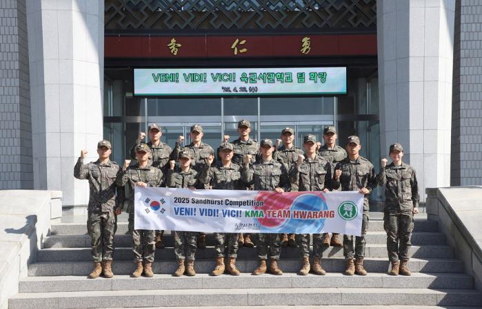 미 샌드허스트 경연대회에 출전하는 육군사관학교 생도들이 출정식에서 선전을 다짐하며 파이팅을 외치고 있다. 부대 제공