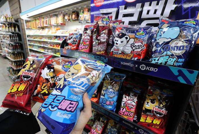 빵 봉지에 함께 들어 있는 ‘띠부띠부씰’처럼 무엇이 나올지 알 수 없는 뽑기는 오래전부터 마케팅에 이용됐다. 최근 인기를 끌고 있는 ‘크보빵’이 서울의 한 편의점에 진열된 모습. 연합뉴스
