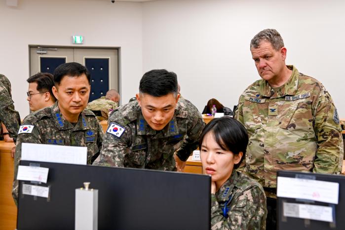 23일 공군사관학교에서 열린 ‘민·군 합동 우주 상황조치 훈련’에서 우리 공군의 우주분야 업무 관계자들과 존 패트릭(맨 오른쪽) 주한 미 우주군 사령관이 토의하며 우주상황조치 노하우를 공유하고 있다. 공군 제공