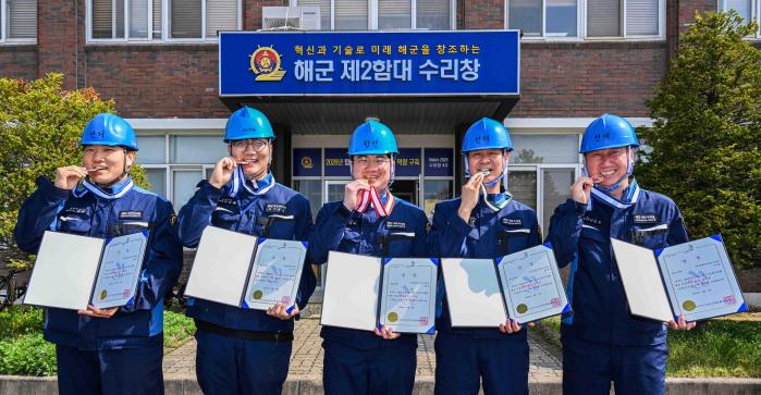 2025 경기도 기능경기대회에서 수상한 해군2함대 수리창 군무원들이 상장을 들고 기념촬영을 하고 있다. 사진제공=이해환 상사