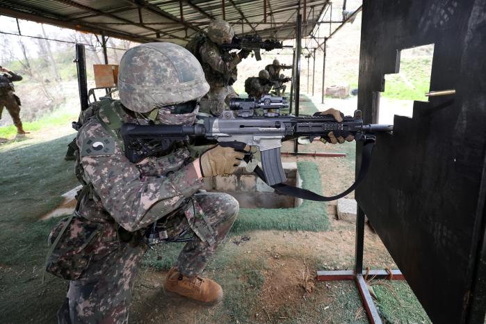 육군1보병사단 수색대대는 접경지역에서 적 공격에 즉각 대응하는 능력을 높이기 위해 수색종합훈련장에 작전환경을 조성하고 다양한 훈련을 실시하고 있다. 수색대대 장병들이 지난 21일 수색종합훈련장에서 열린 즉각조치 사격훈련 중 장애물을 활용한 다각도 전술사격을 하는 모습.  조종원 기자