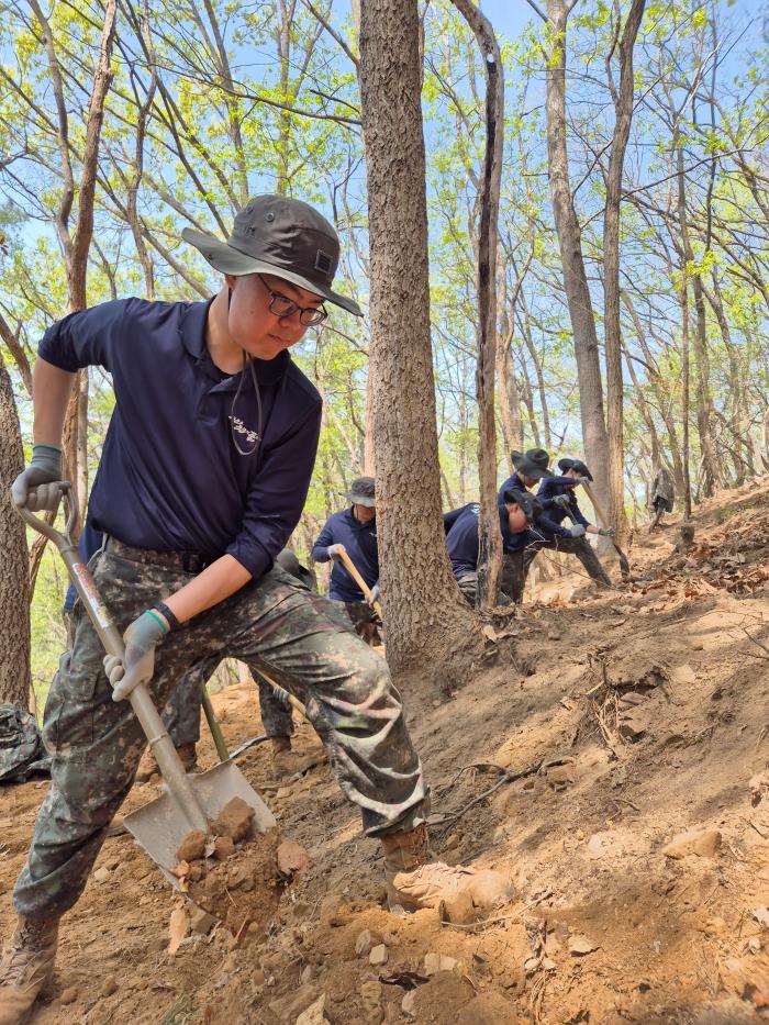 육군39보병사단 창녕·밀양대대 김대은 병장이 경남 창녕군 남지읍 오봉능선 유해발굴 현장에서 전우들과 함께 호국영웅의 유해를 찾고 있다.