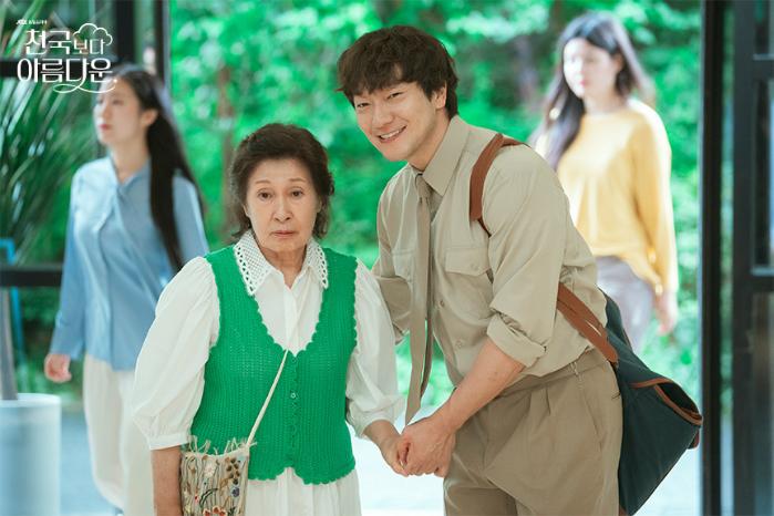 JTBC 토·일 드라마 ‘천국보다 아름다운’에서 해숙 역을 맡은 배우 김혜자(왼쪽)와 낙준 역의 손석구.