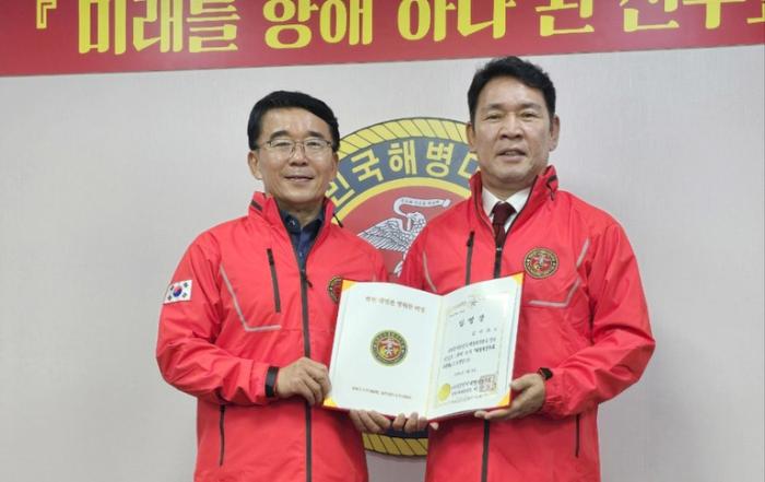 이승도(왼쪽) 해병대전우회 총재가 부총재로 임명된 김구회 남북문화교류협회 이사장과 기념촬영을 하고 있다. 해병대전우회 제공