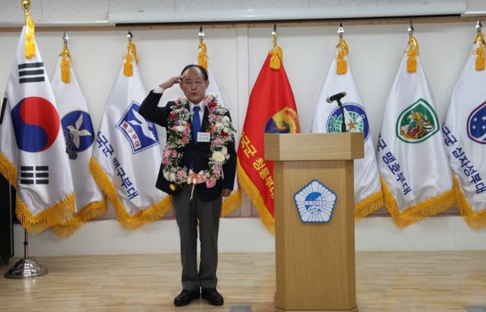 김길래 제10대 대한민국고엽제전우회장이 투명·공정하게 전우회를 운영하겠다는 의지를 담아 거수경례하고 있다. 고엽제전우회 제공