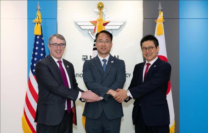 우경석(가운데) 국방부 국제정책차장이 한·미·일 DTT TTX 및 실무회의에서 미 국방부 동아시아 선임과장(왼쪽), 일본 방위성 일미방위협력과장과 악수하고 있다. 국방부 제공