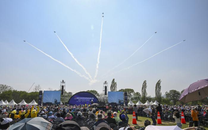 24일 경기 가평군 자라섬에서 ‘제15회 경기도장애인체육대회 2025 가평’ 개막식이 열린 가운데 공군 특수비행팀 블랙이글스가 축하비행을 하고 있다. 부대 제공