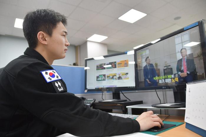 합동군사대학교 홍경태 해군중위가 M-MOOC를 활용해 K방산 교육 콘텐츠를 시청하고 있다. 합동대 제공