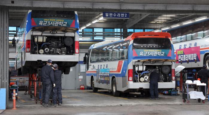 중앙고속 직원들이 승객의 안전을 위해 운행 중인 버스를 정비하고 있다. 양동욱 기자