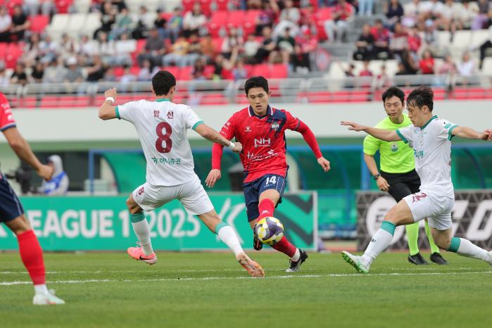 김천 상무 FC 이동경 상병이 지난 19일 김천종합운동장에서 열린 ‘하나은행 K리그1 2025’ 9라운드 홈경기에서 활약하고 있다. 사진=김천 상무