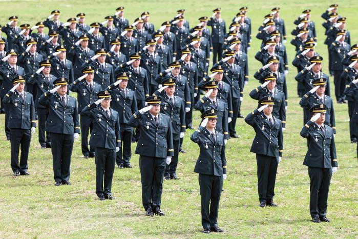 신임 의무사관 692명이 24일 육군학생군사학교에서 열린 임관식에서 경례하고 있다. 이들은 지난 6주간 고된 기초군사교육 과정을 이겨내고 군인으로 거듭났다. 김병문 기자