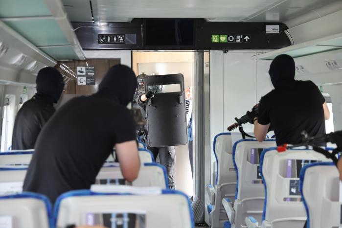 육군50보병사단 군사경찰 특임대원들이 24일 경북 영천시 영천역에서 열린 유관기관 합동 대테러 종합훈련 중 테러범들을 제압하기 위해 KTX-이음 열차에 진입하고 있다.