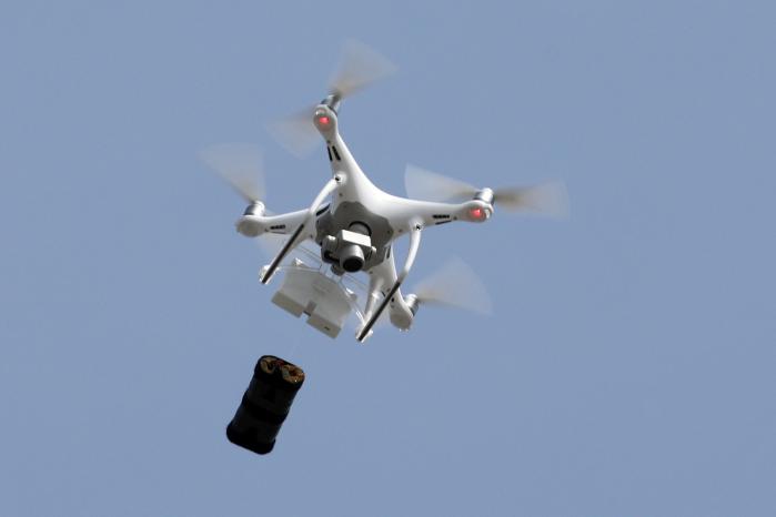 폭발물을 매단 드론이 열차에 다가가는 모습.