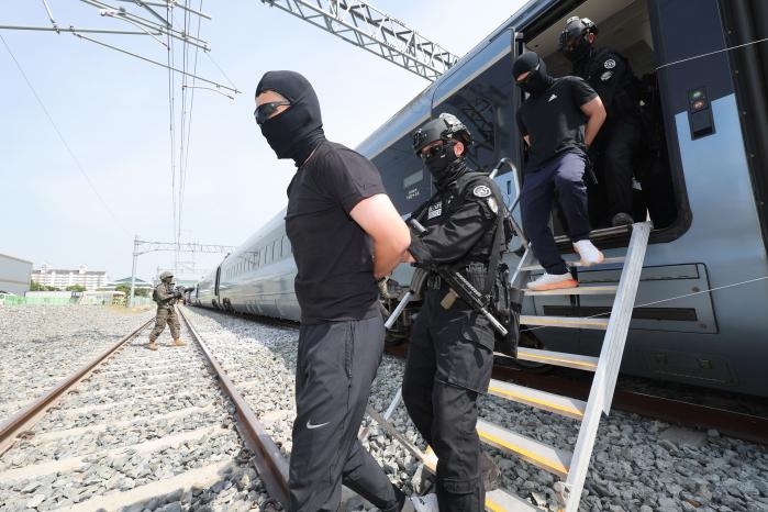 테러범을 이송하는 군사경찰 특임대원.