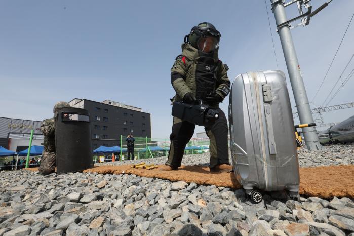 의심물체를 탐지하는 위험성폭발물개척팀.