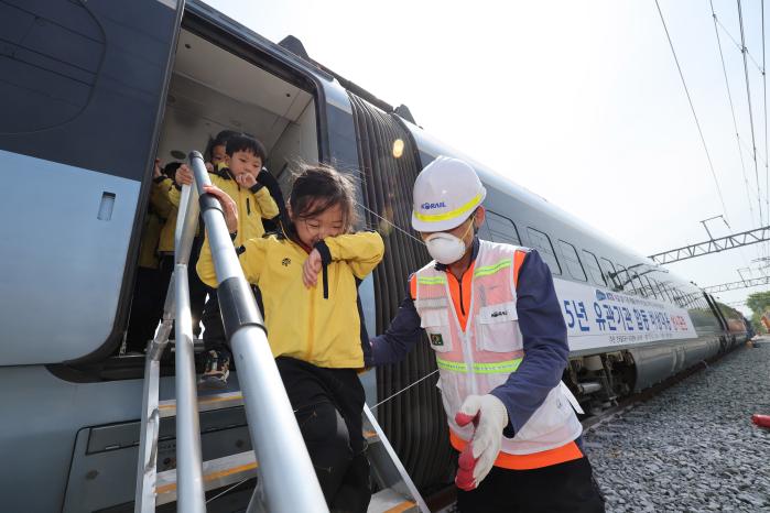 아이들을 대피시키는 한국철도공사 관계자.