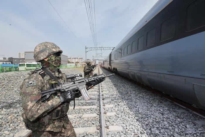 육군50보병사단 화랑여단 장병들이 24일 경북 영천역에서 열린 유관기관 합동 대테러 종합훈련에서 테러범들이 장악한 KTX-이음 열차 주변을 경계하고 있다. 조종원 기자