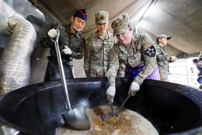 육군1군단 박민상(왼쪽) 상병과 미2사단 · 한미연합사단 야전취사팀 워너(오른쪽) 일병이 지난 25일 경기 평택시 캠프 험프리스에서 열린 한미 연합 야전취사 훈련 중 차돌된장찌개를 조리하고 있다. 김병문 기자