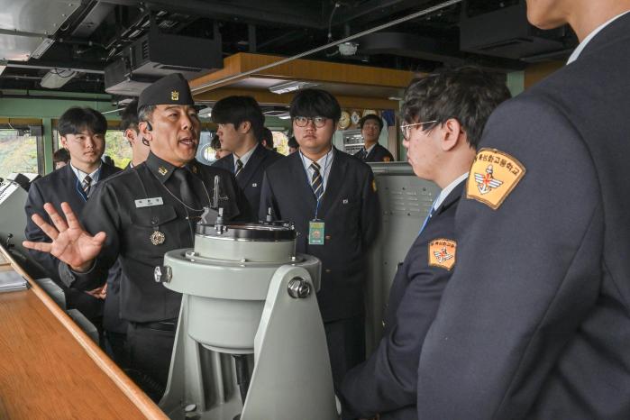 서귀포산업과학고 학생들이 지난 21일부터 25일까지 진행된 해군교육사령부 정보통신학교 현장실습에 참여해 남포함 내부를 견학하고 있다. 부대 제공