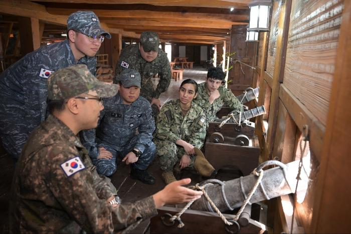해군작전사령부와 주한미해군사령부 장병들이 충무공 탄신 480주년을 맞아 경남 통영 강구안 항구를 찾아 판옥선·거북선 내부를 관람하고 있다.