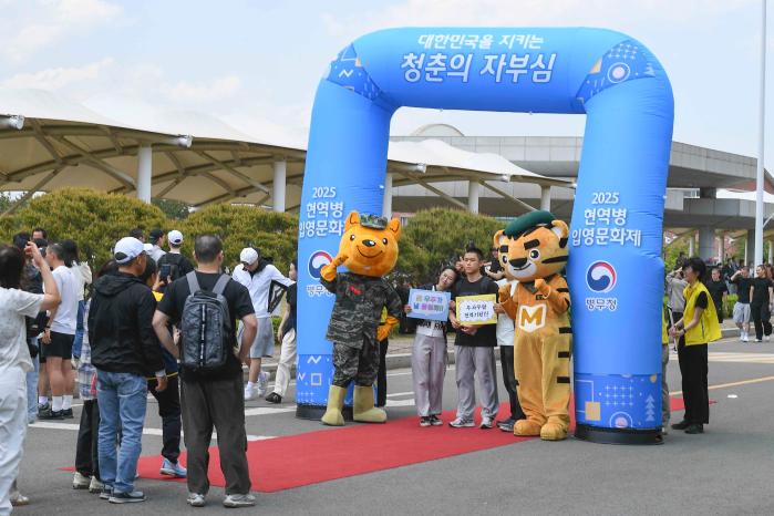 28일 열린 해병대교육훈련단 신병 1317기 입영문화제에서 입영 장병이 가족과 기념 촬영을 하고 있다. 부대 제공