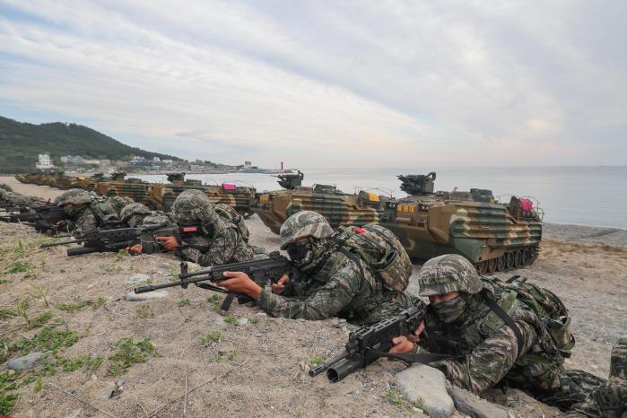 해병대 장병들이 28일 경북 포항시 독석리 해안에서 펼쳐진 2025년 전반기 합동상륙훈련 ‘결정적 행동’에서 한국형 상륙돌격장갑차(KAAV)를 이용해 상륙한 뒤 하차전투를 하고 있다. 지난 22일 시작된 훈련은 상륙작전 수행절차 숙달에 중점을 두고 다음 달 1일까지 계속된다. 양동욱 기자